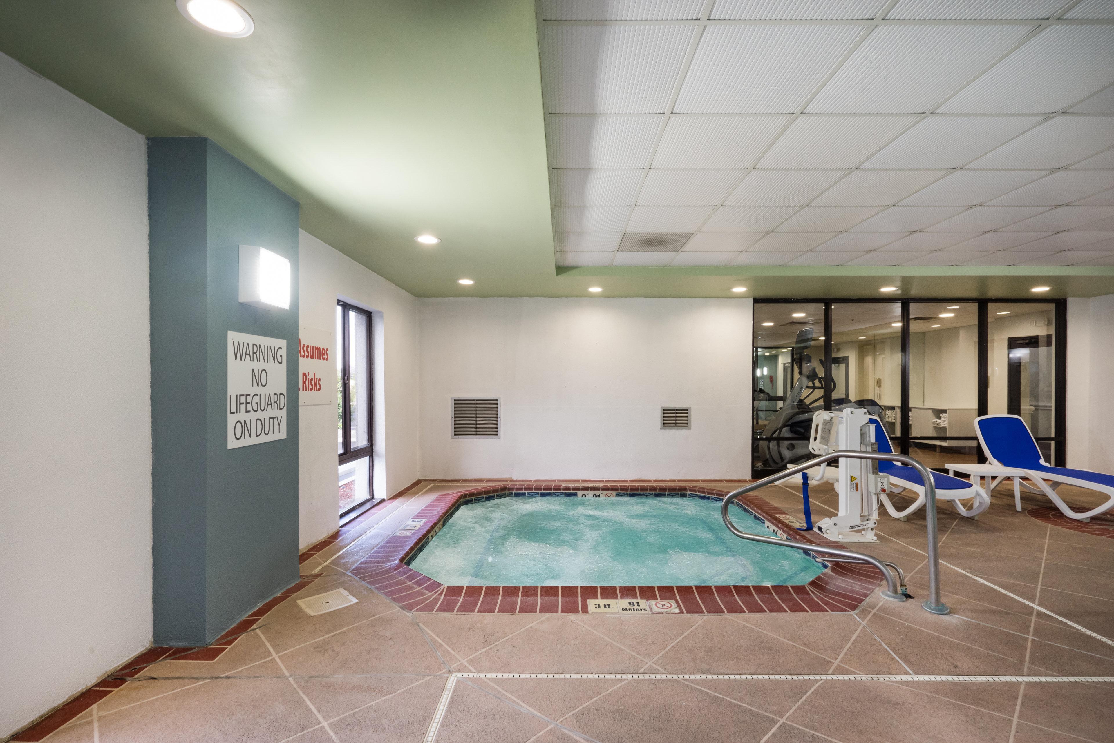 Holiday Inn Express Hotel & Suites Louisville East By Ihg Exterior foto